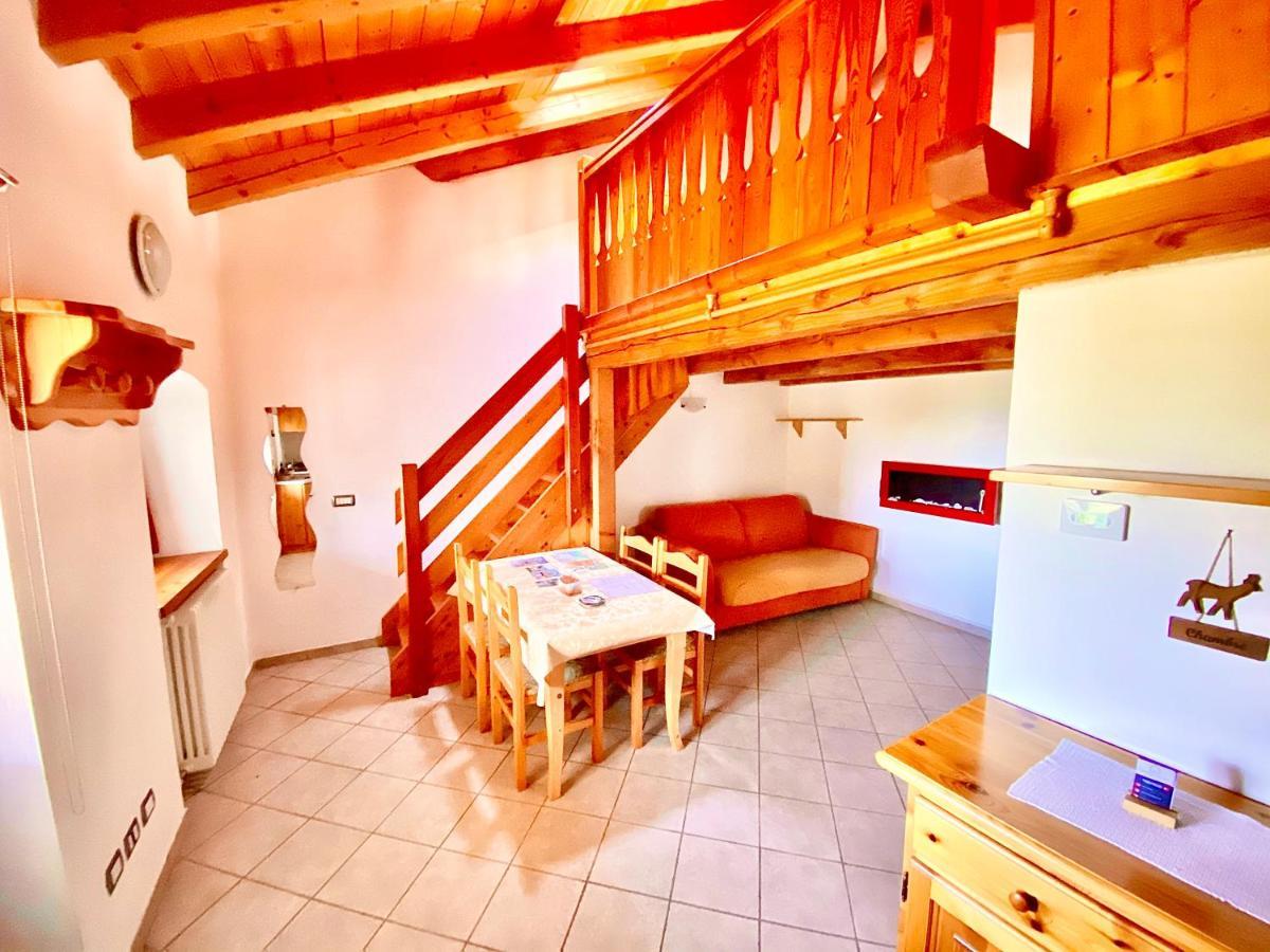 Attico Panoramico Con Soppalco Appartement Gignod Buitenkant foto